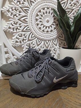 Nike Shox Men’s Black/Gray Running Shoes SIZE 8
